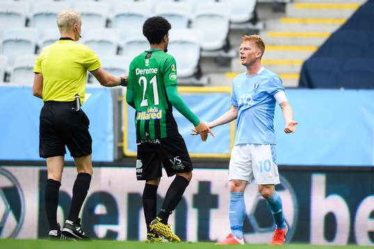 Malmö FFs Anders Christiansen får en varning av domare