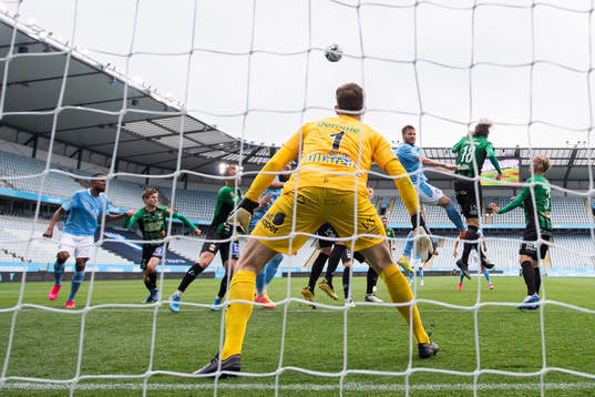 Malmö FFs Lasse Nielsen med en målchans mot Varbergs