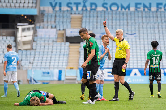Domare Adam Ladebäck tilldelar Malmö FFs Anders