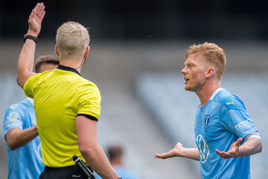 Malmö FFs Anders Christiansen reagerar mot domare Adam