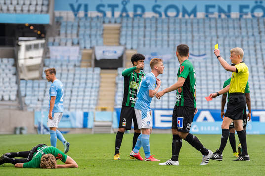 Domare Adam Ladebäck tilldelar Malmö FFs Anders