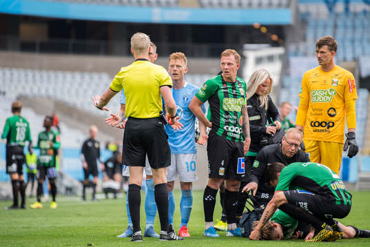 Malmö FFs Anders Christiansen reagerar mot domare Adam