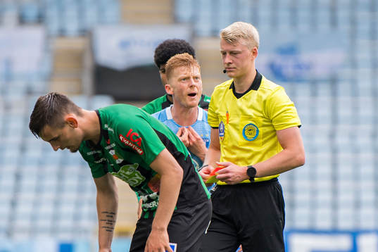 Domare Adam Ladebäck tilldelar Malmö FFs Anders