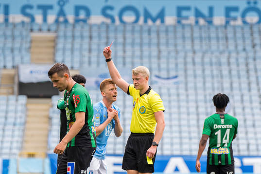 Domare Adam Ladebäck tilldelar Malmö FFs Anders