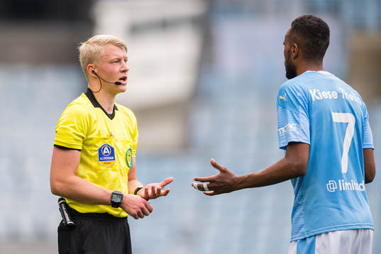 Domare Adam Ladebäck i samtal med Malmö FFs Isaac Kiese