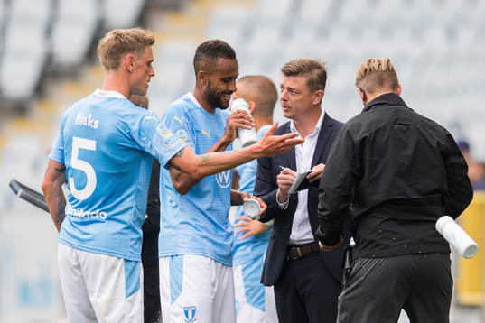 Malmö FFs tränare Jon Dahl Tomasson ger instruktioner