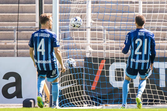 Djurgårdens Jacob Une Larsson och Erik Berg deppar