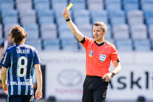 Djurgårdens Kevin Walker får en varning av domare Bojan