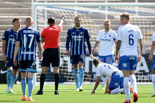 Djurgårdens Erik Berg reagerar på domare Bojan Pandzic