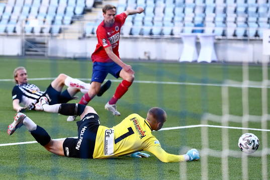 Räddning av Sylvias målvakt Felix Jakobsson