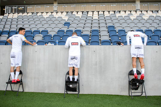 Häckens spelare står på trasiga stolar