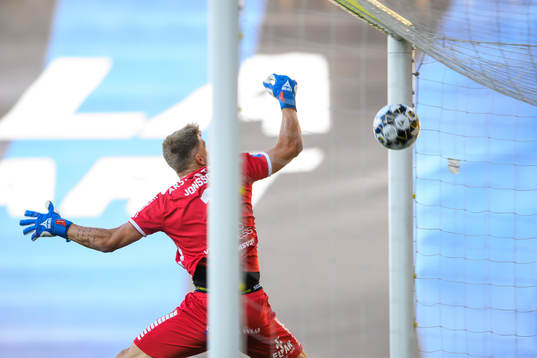 Häckens Daleho Irandust , ej i bild, gör 0-1 bakom Sirius