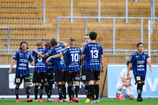 Sirius spelare jublar med Elias Andersson