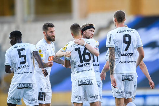 Häckens Leo Bengtsson jublar med lagkamrater