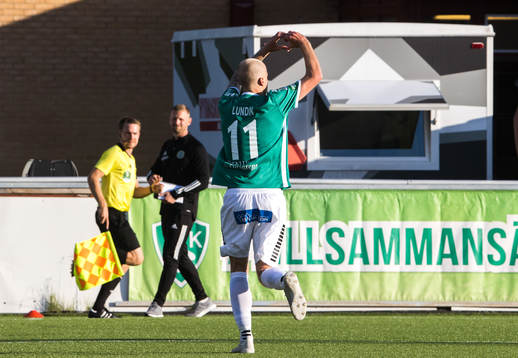 Brages Anton Lundin jublar