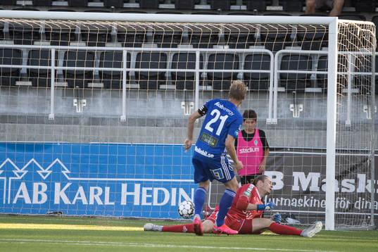Sundsvalls Pontus Engblom gör 1-2 bakom Brages målvakt