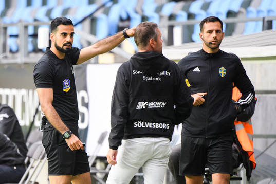 Domare Mohammed Al-Hakim i samtal med tränare Marcus Lantz