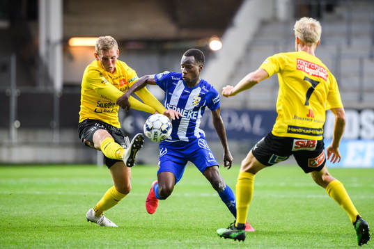 Mjällbys Adam Petersson och IFK Göteborgs Alhassan Yusuf