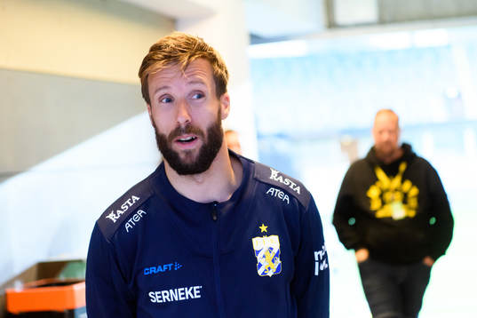 IFK Göteborgs Mattias Bjärsmyr blir intervjuad