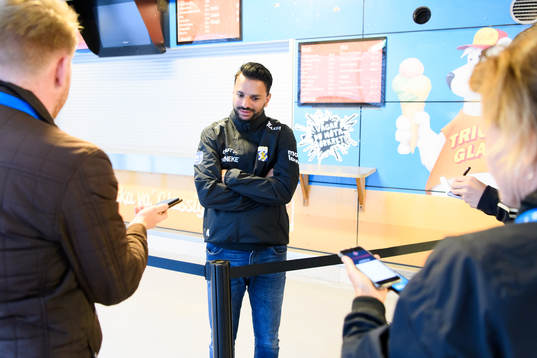 IFK Göteborgs tränare Poya Asbaghi blir intervjuad