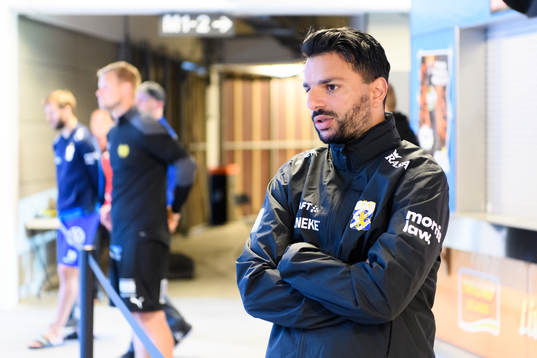 IFK Göteborgs tränare Poya Asbaghi blir intervjuad