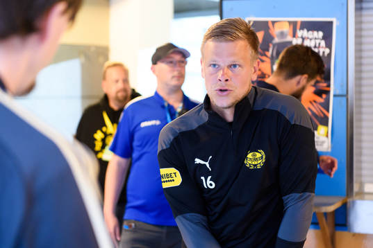 Mjällbys Jacob Bergström blir intervjuad