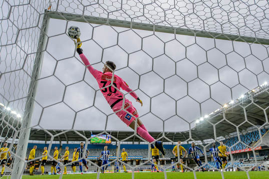 Mjällbys målvakt Marko Johansson kastar sig