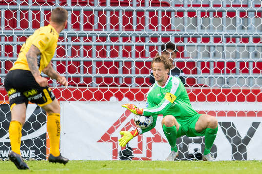 Helsingborgs målvakt Anders Lindegaard gör en räddning