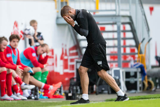 Helsingborgs tränare Olof Mellberg deppar