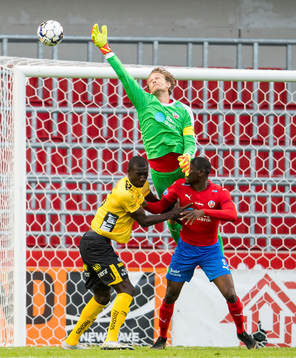 Helsingborgs målvakt Anders Lindegaard och Ravy Tsouka mot