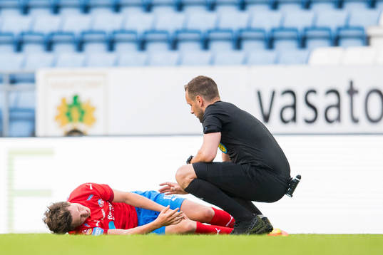 Helsingborgs Max Svensson har ont och ses om av domare