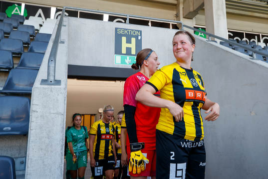Häckens Josefin Hansson innan fotbollsmatchen i Division 2