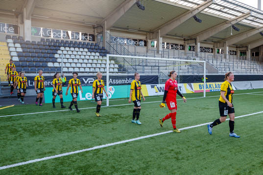 Häckens damlag gör entre till fotbollsmatchen i Division