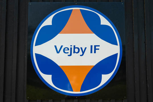 En skylt med Vejby IFs klubbmärke på
