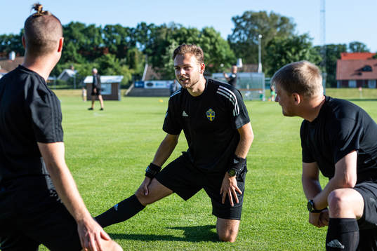 Domare Max Persson i samtal med sina kollegor