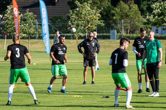 Klippans lagledare Tommy Ahlbäck övervakar spelarna