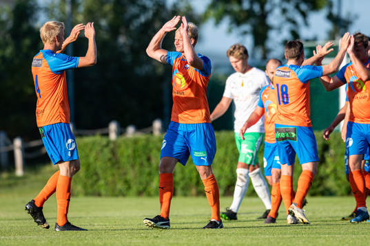 Vejbys Robin Häggström och Emil Persson jublar