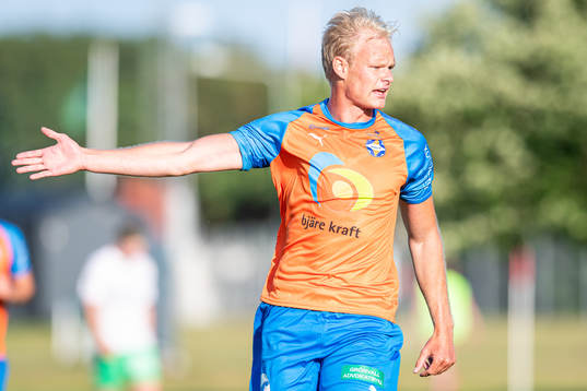 Vejbys Emil Persson reagerar