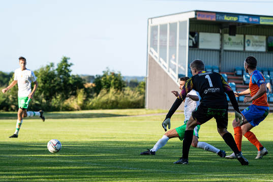 Klippans Dylan Gomli rundar Vejbys målvakt Oskar Anderek