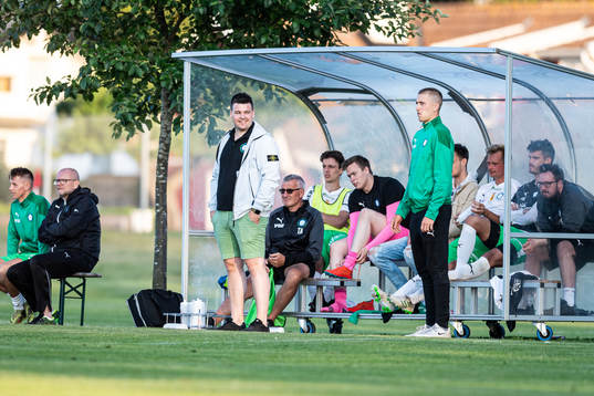 Klippans tränare Emil Bengtsson med spelare och