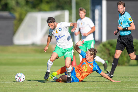 Vejbys Rasmus Strandberg tacklar Klippans Dylan Gomli