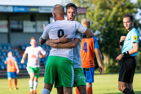 Klippans Tobias Zentio och Cim Nilsson jublar