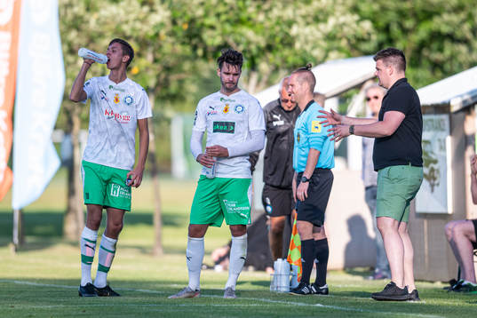 Klippans tränare Emil Bengtsson instruerar spelarna
