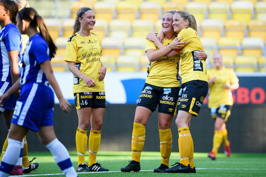 Elfsborgs Gabriella Uddh jublar med Ebba Johansson och