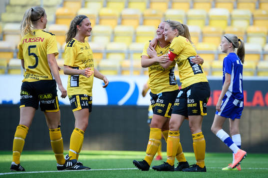 Elfsborgs Gabriella Uddh jublar med Ebba Johansson och