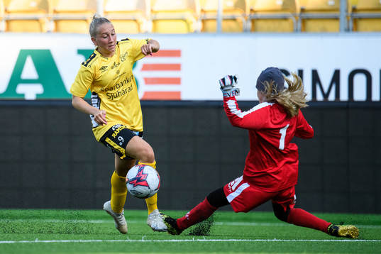 Elfsborgs Cornelia Andersson och IFK Göteborgs målvakt