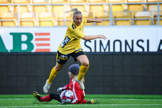Elfsborgs Cornelia Andersson och IFK Göteborgs målvakt