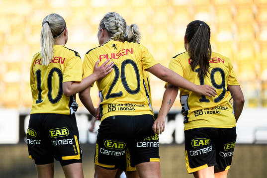 Elfsborgs Ebba Johansson jublar med lagkamrater