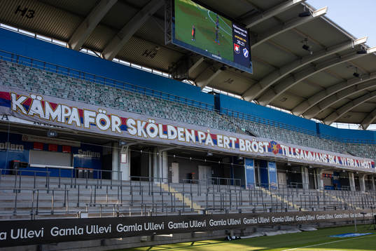 En banderoll som Örgrytes supportrar hängt upp innan