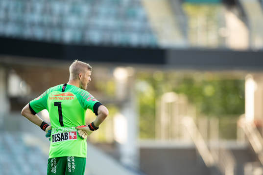 Örgrytes målvakt Fredrik Andersson framför tomma läktare
